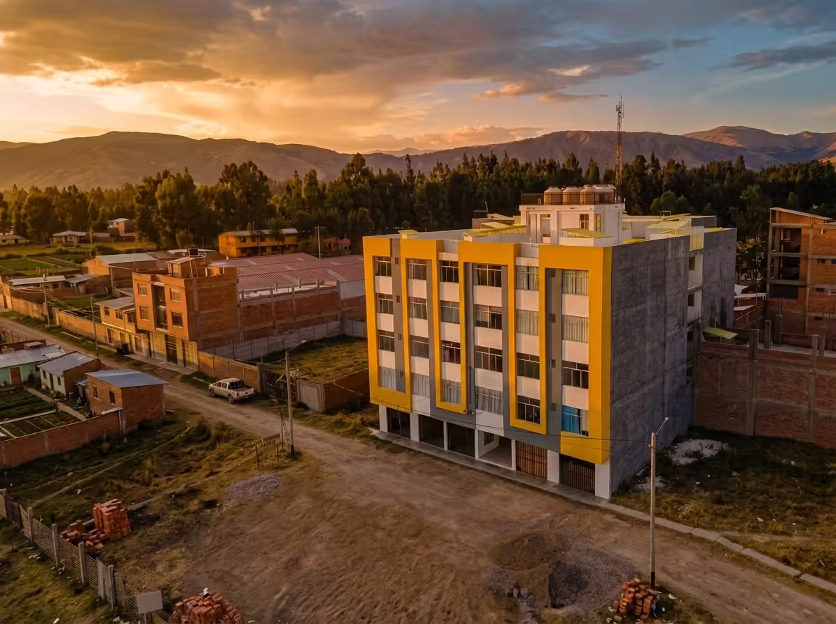 Fachada de edificio moderno — Residencial Los Fresnos 2024